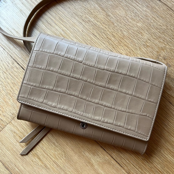 Elegant Tan Crocodile-Embossed Women's Bag - Picture 2 of 4
